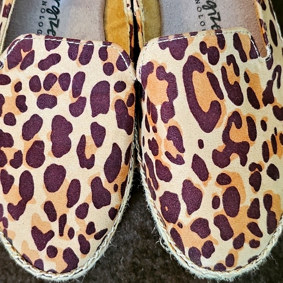 Flat Shoes - Picture 5 of 16